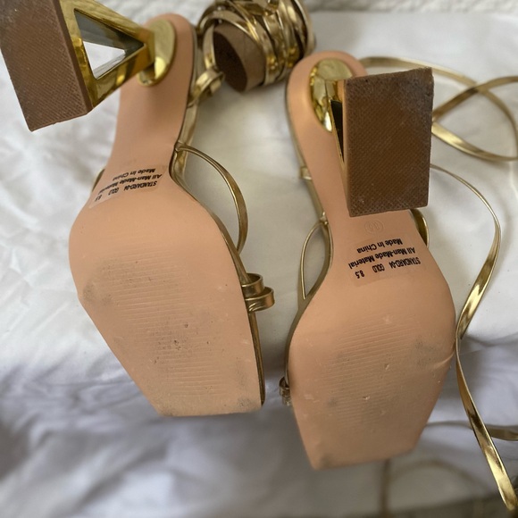 Look no further for the perfect shoes to go with your outfit!! Unique Wraps Gold - Picture 9 of 9